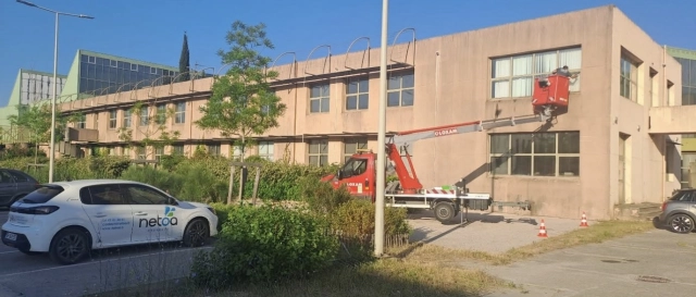 Intervention de nettoyage de vitres sur un site emblématique de Gardanne