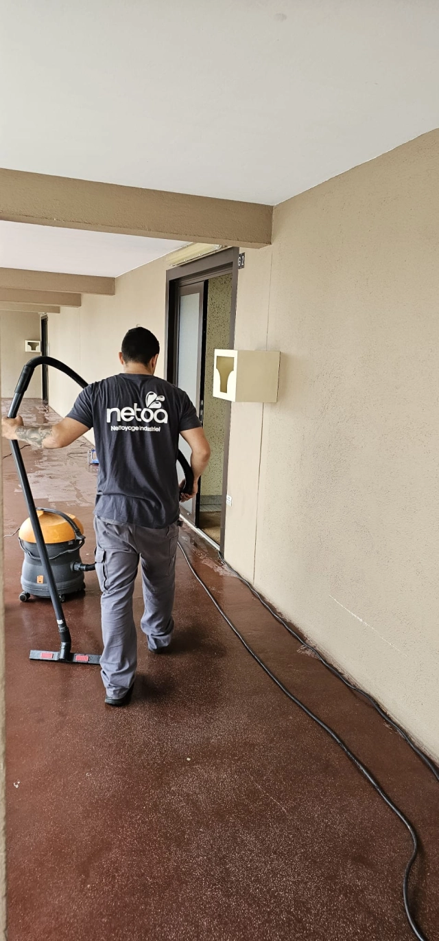 Brossage des coursives d’une copropriété de 18 bâtiments aux Pennes-Mirabeau